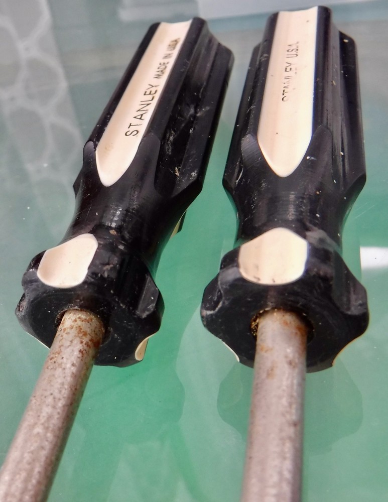 2 Stanley 7.5” Screwdrivers Flathead & Phillips Black & Cream Plastic Handle