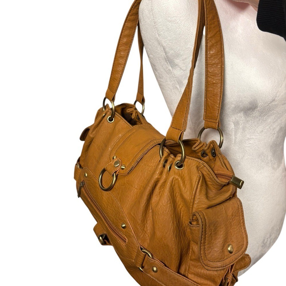 Chic Tan Leather Shoulder Bag