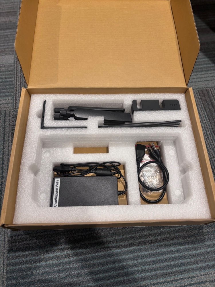 Cradlepoint E3000 4G/5G E3000-C18B Wireless Router