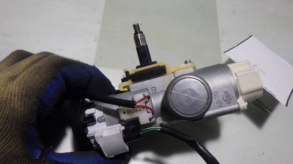 13 NISSAN ROGUE Ignition W/Key