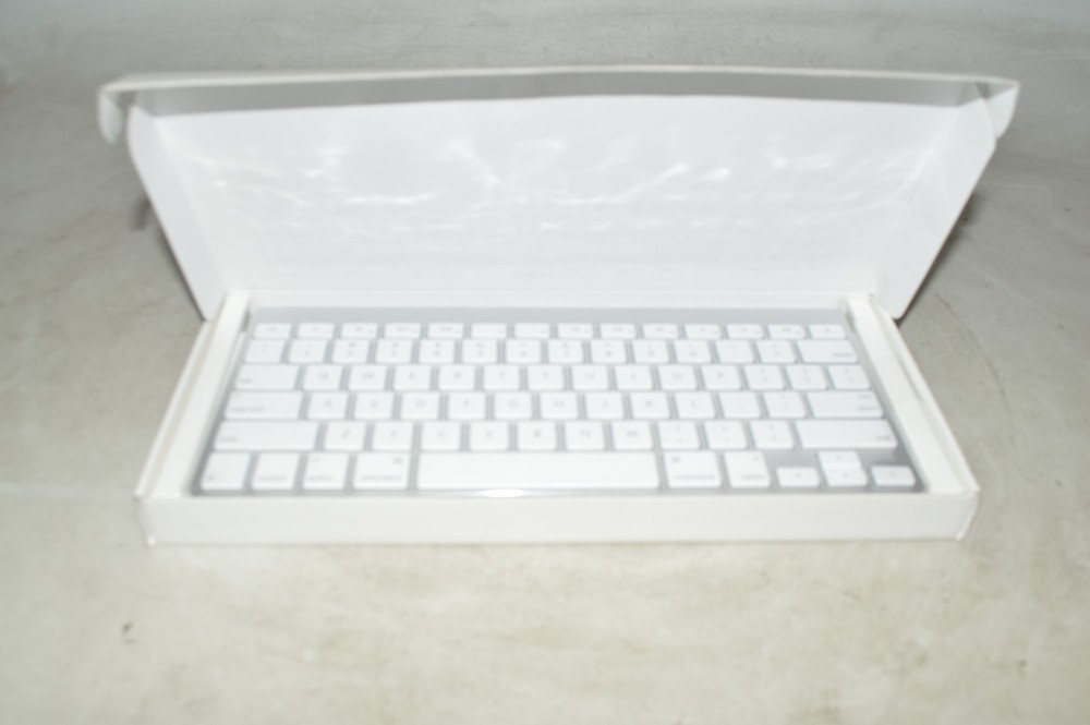 Apple MC184LL/B Keyboard *New