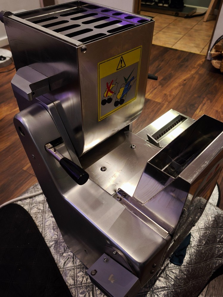 Pasta sheeter machine