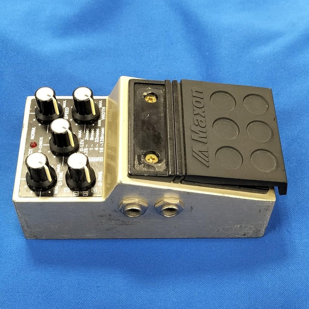 Maxon DC-01 Digital Chorus Pedal Vintage Flanger Delay Vibrato Speed Width Range