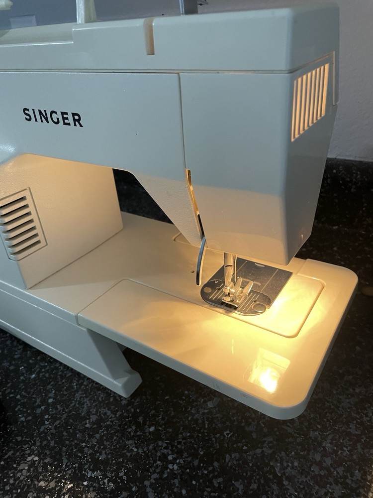 Vintage SINGER sewing Machine 6217