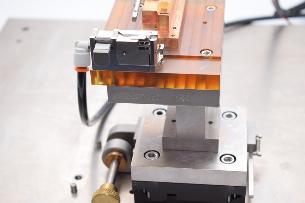 NRC 423 LINEAR TRANSLATION 443 Stage With Base Plate Positioner