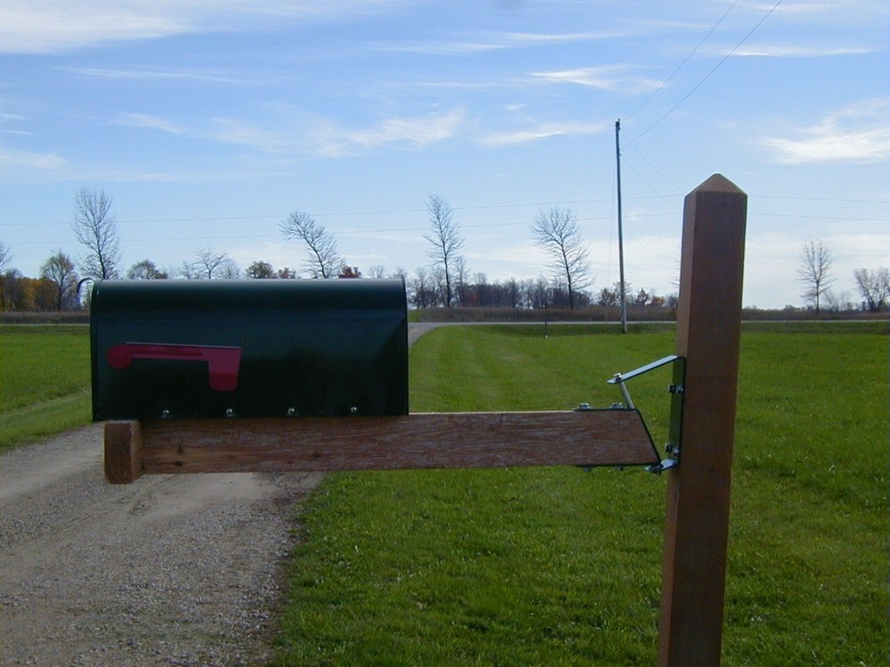 Swing Pivoting, moveable, gravity self centering mailbox hinge, pivots both ways