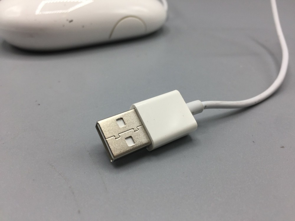 Apple A1152 White Mouse USB Wired Optical Mouse Genuine OEM -Tested & Working-