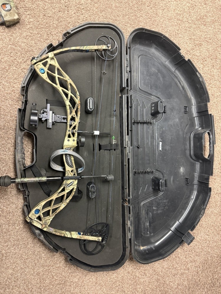 Diamond Carbon Cure Compound Bow RH CASE NOT INCLUDED