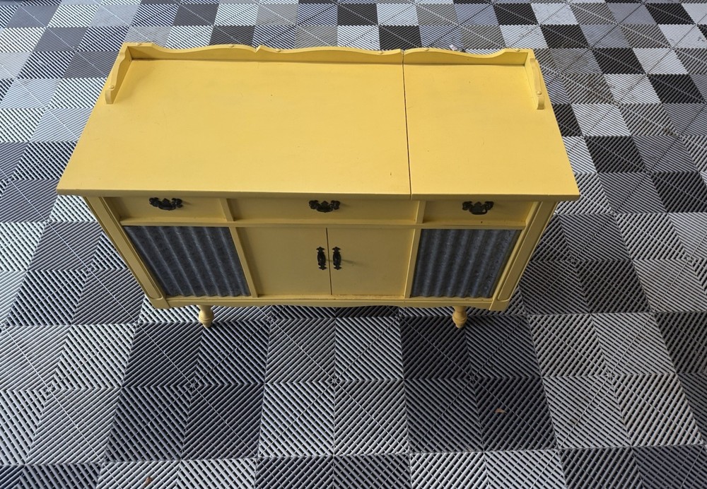 Open-Lid Trunk Designed as a Dresser