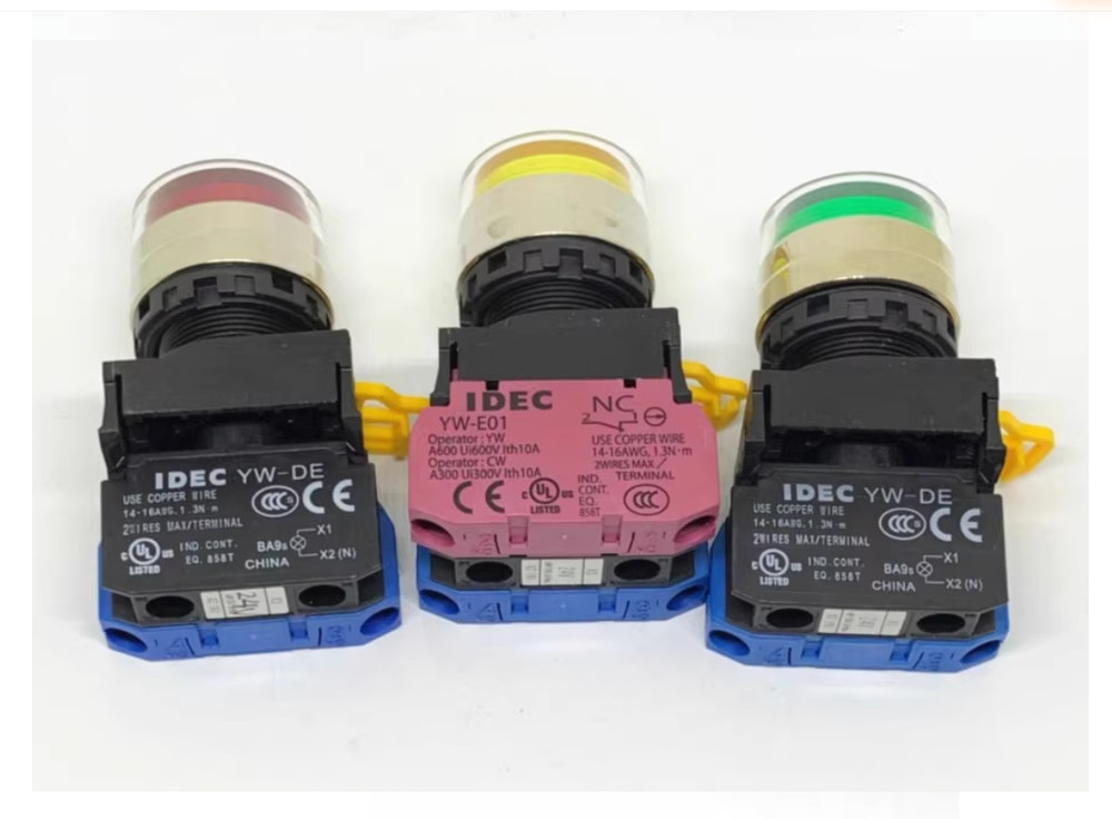 1PC New IDEC Self-reset button without light YW4L-MF2E20Q0W white 2NO #LL