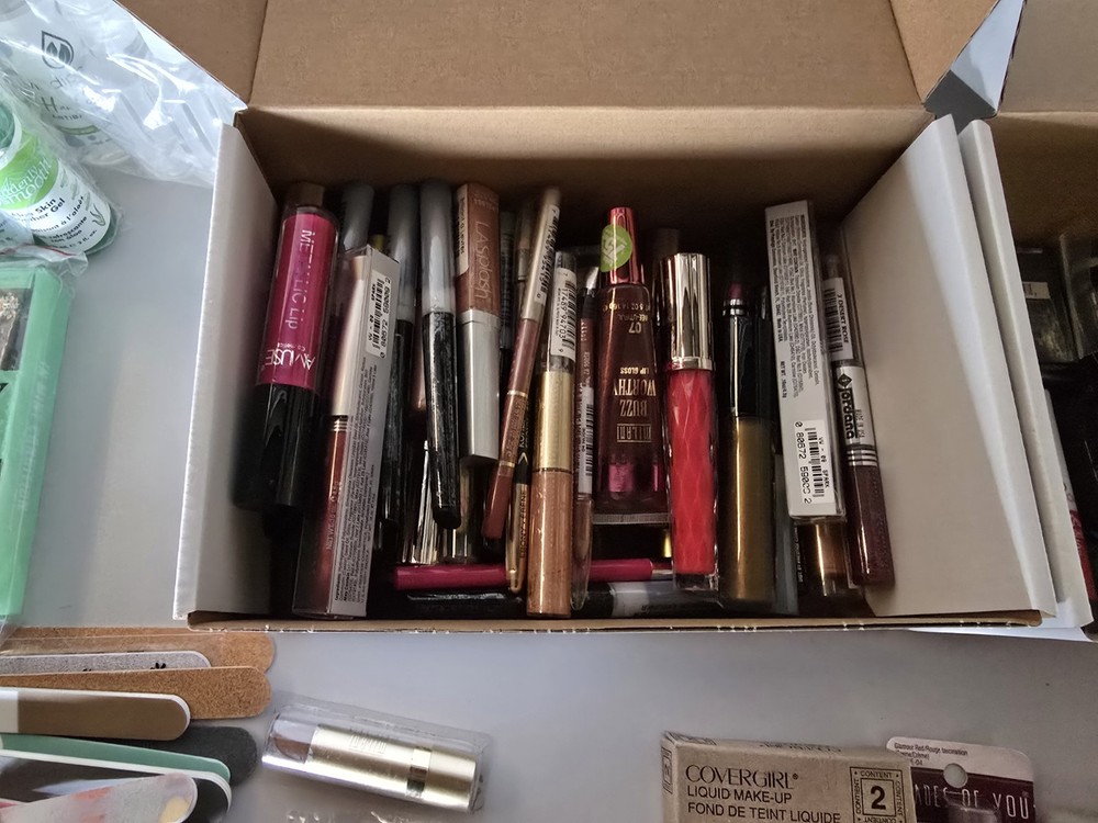 Makeup Lot, Approx 175 Pcs New Shelf Pulls, Lig Gloss, Eyeliner, Foundation, Ect