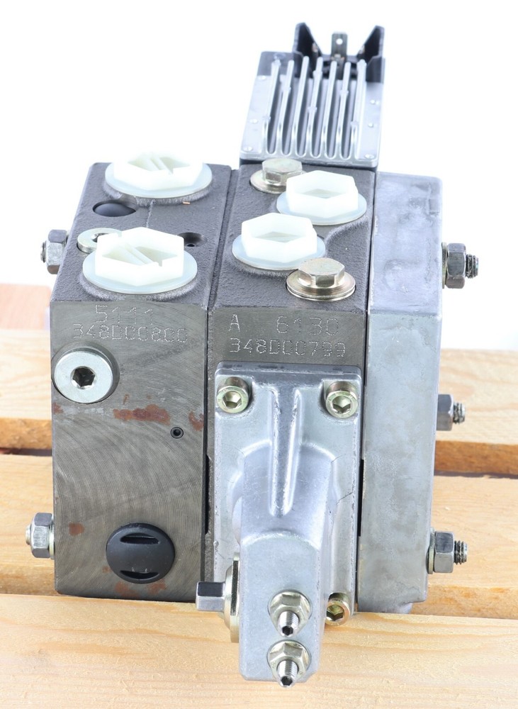 New 157U4561 Danfoss Hydraulic Control Valve