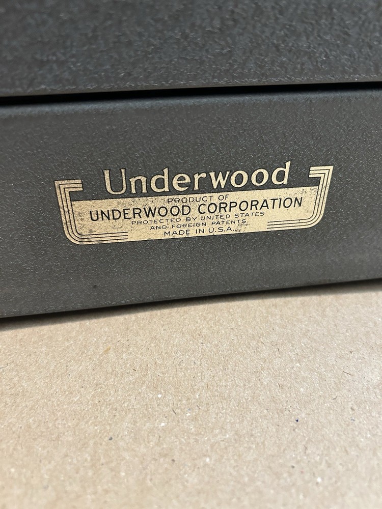 Underwood Universal Portable Typewriter w/case/key/ WORKING/ USA