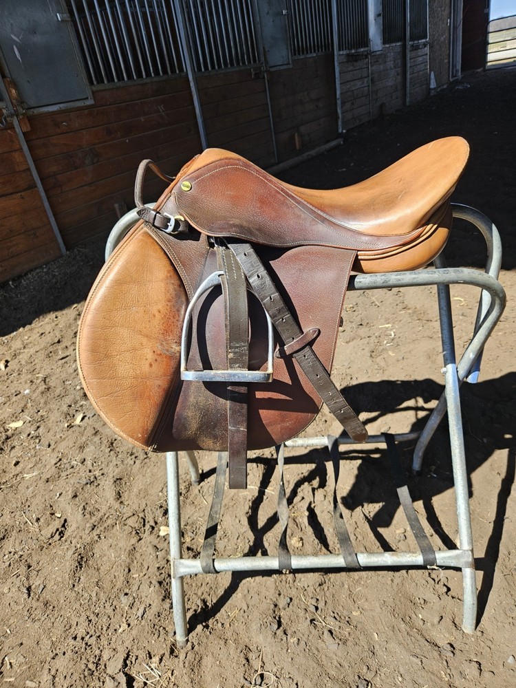 Henri De Rivel All-Purpose Saddle, 17" seat, medium tree, used
