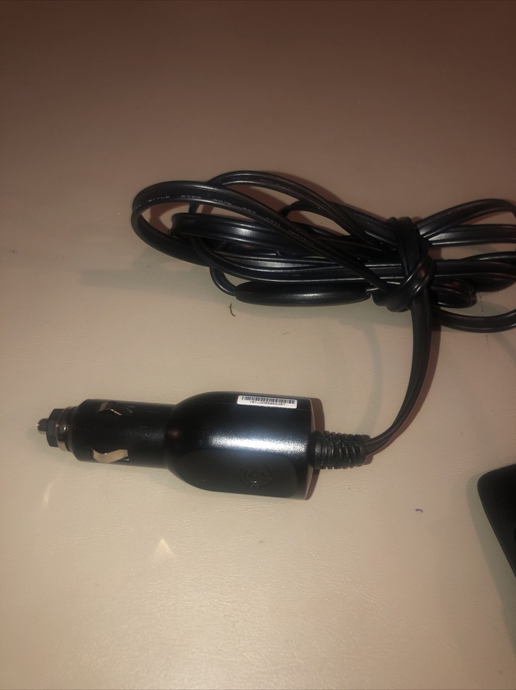 TOM TOM GPS N14644 Bundle With Car Charger