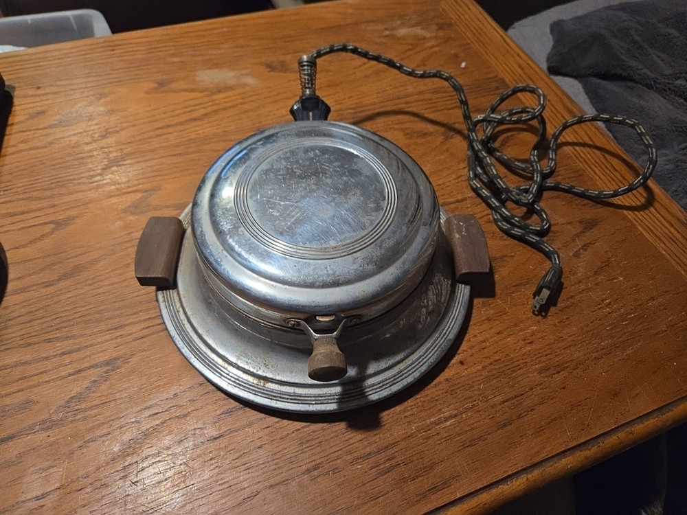 VNTG Universal  Waffle Maker With Cord TESTED WORKS!!!    (9)