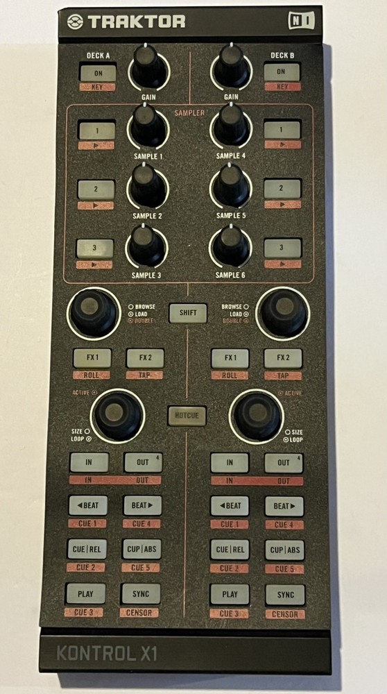 Native Instruments / DJ Controller NI-TRAKTOR-KONTROL-X1 With Carry Case