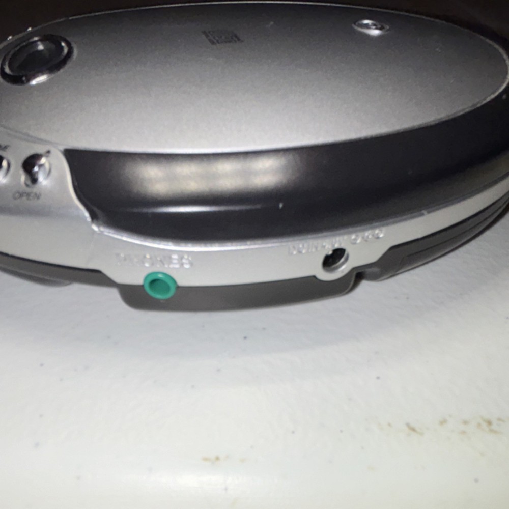 Durabrand CD-566 Programmable CD Player Silver/Black LCD Display Repeat