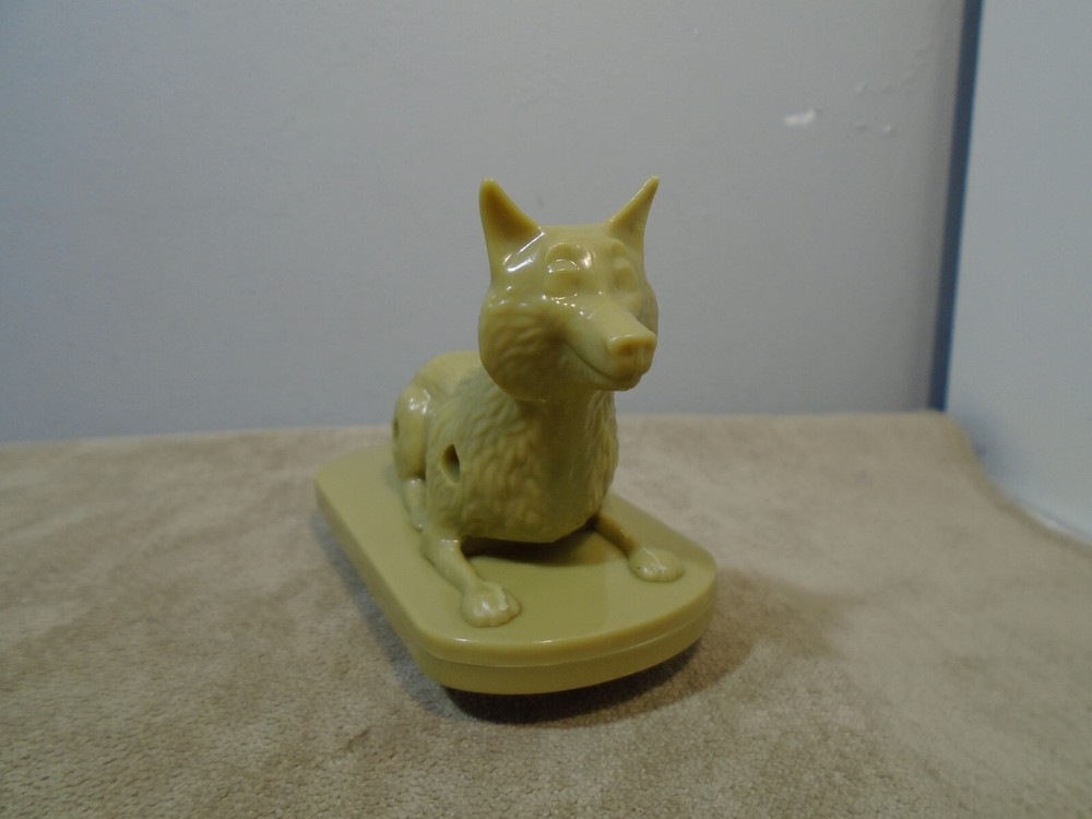 PLASTIC ROLLING PULL BACK FRICTION DOG FIGURE UNBRANDED (MA1543)
