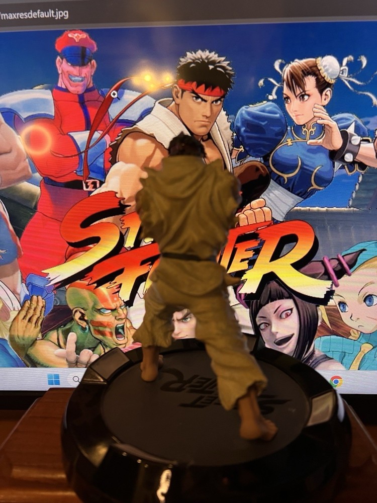 STREET FIGHTER:RYU Deluxe Light Up Statue!