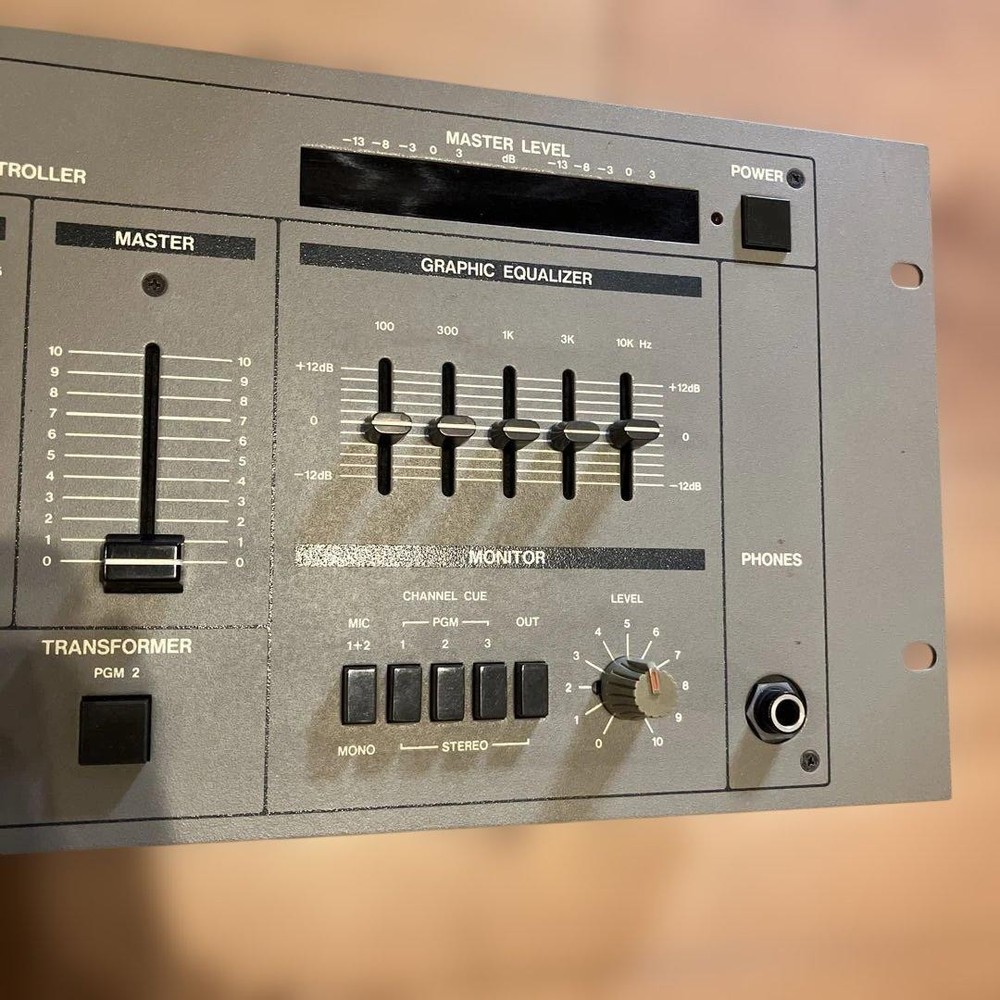 VESTAX PMC09 Professional DJ Mixer with Graphic Equalizer and Mic Inputs