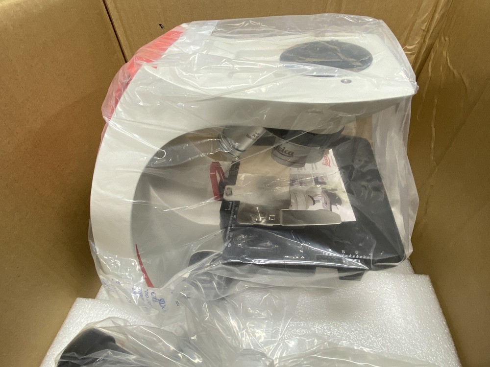 Leica DM500 Binocular Microscope