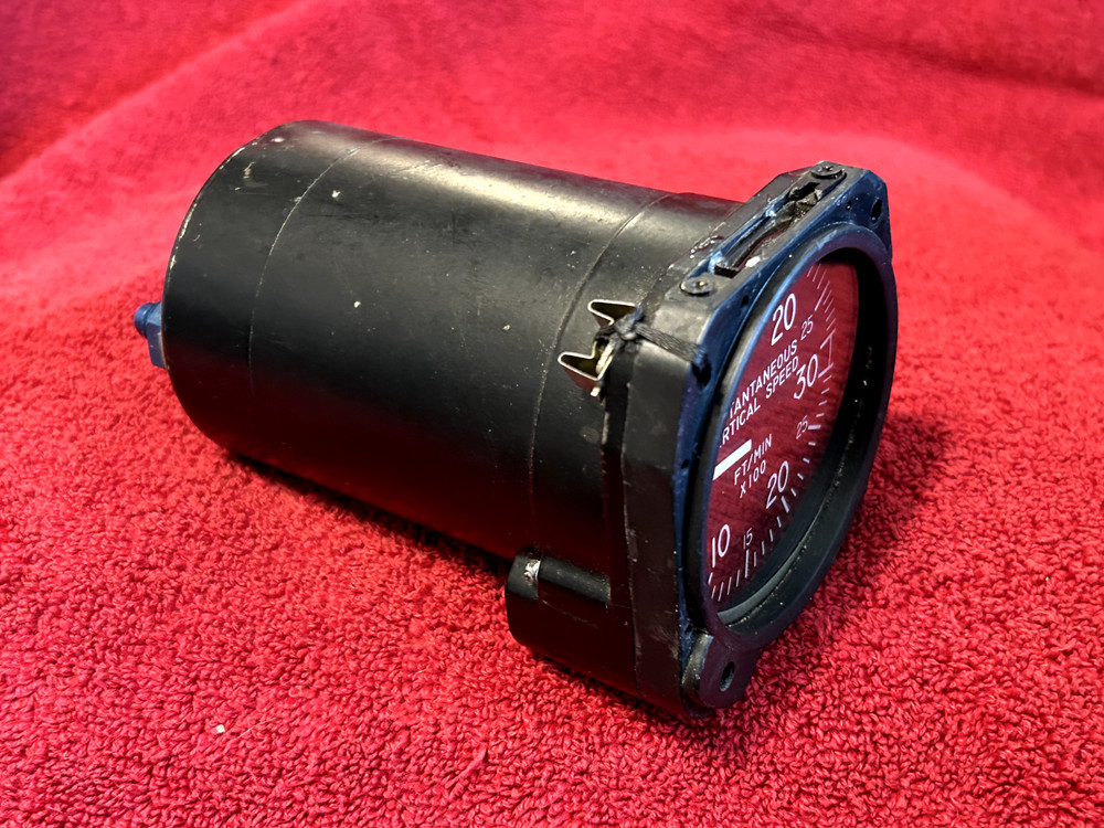 UNITED INSTRUMENTS IVSI P/N 7130 INSTANTANEOUS VERTICAL SPEED INDICATOR