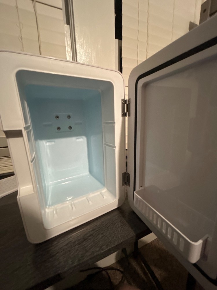 Personal Chiller K6101WH 6L LED Lighted Mini Refrigerator
