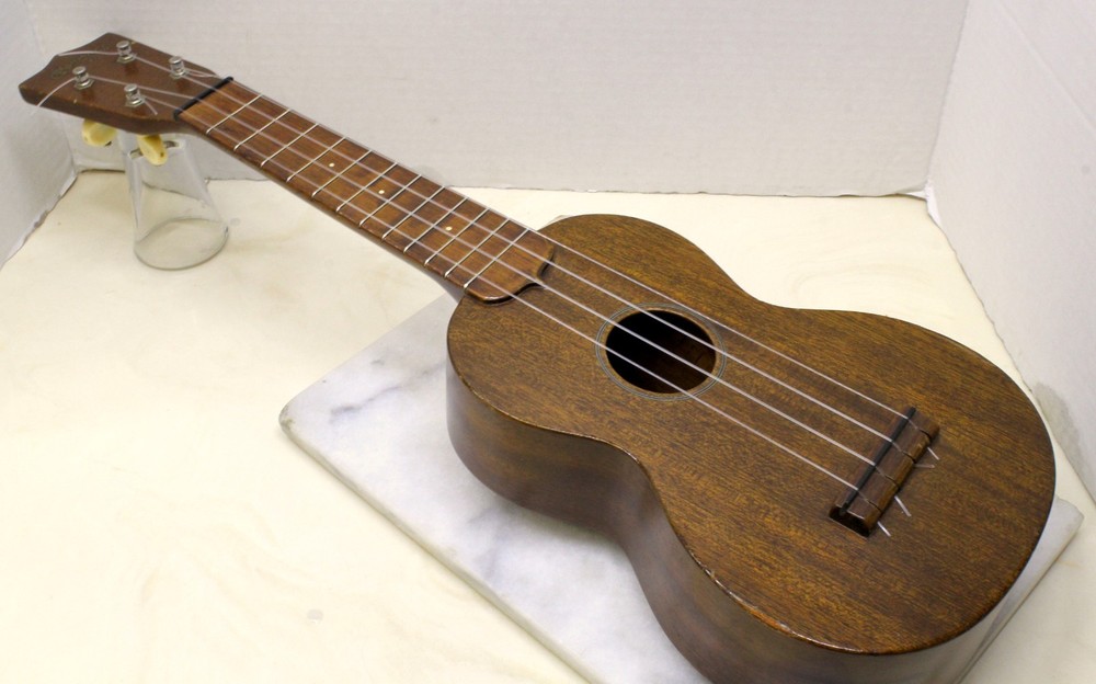 MARTIN & CO O 4-String UKE Ukelele with Soft Case – Very Good