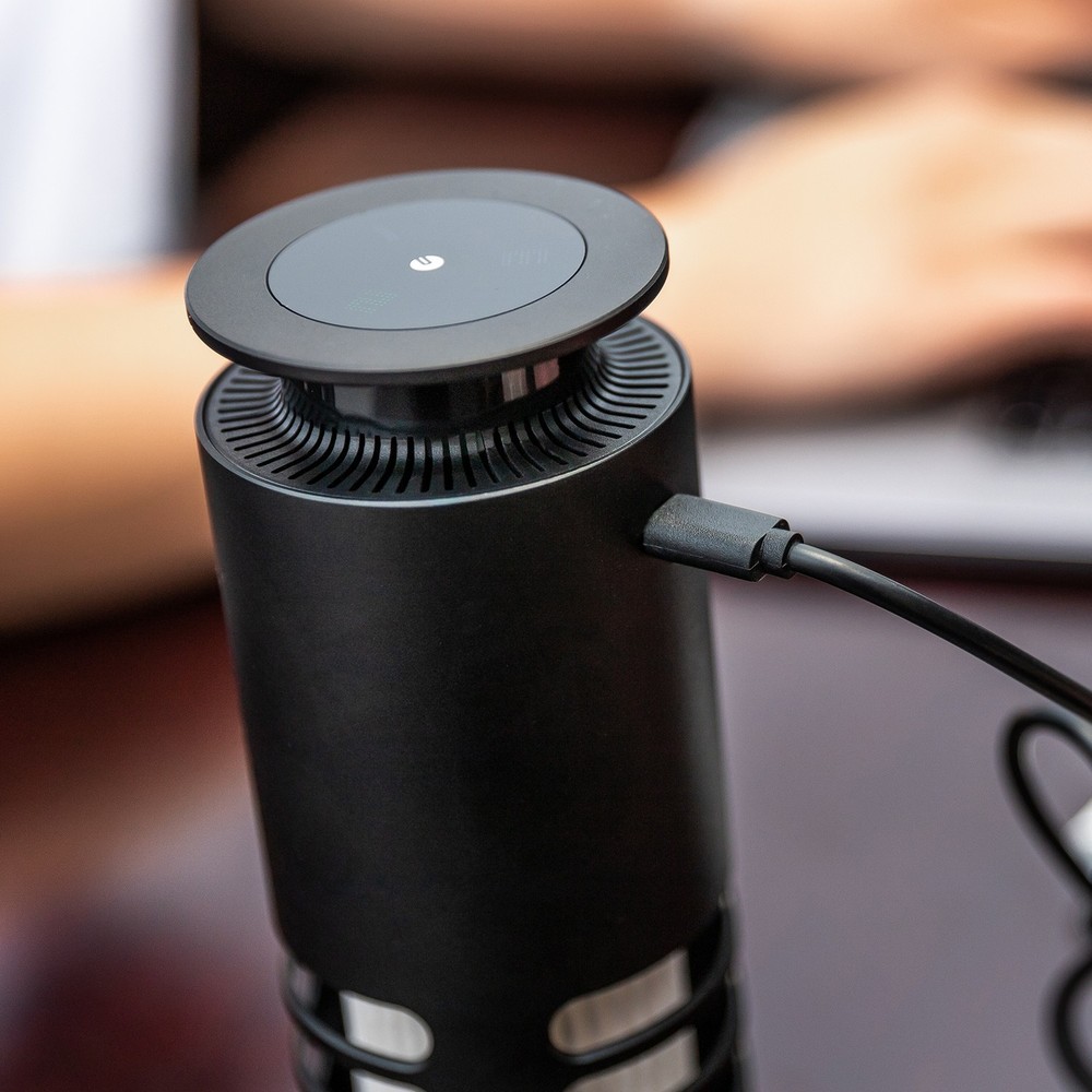 BLACK + DECKER CAR / OFFICE PERSONAL AIR PURIFIER .