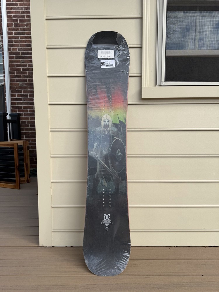 DC Media Blitz Snowboard 150cm Multicolor 2x4 Binding Pattern ADYSB03000