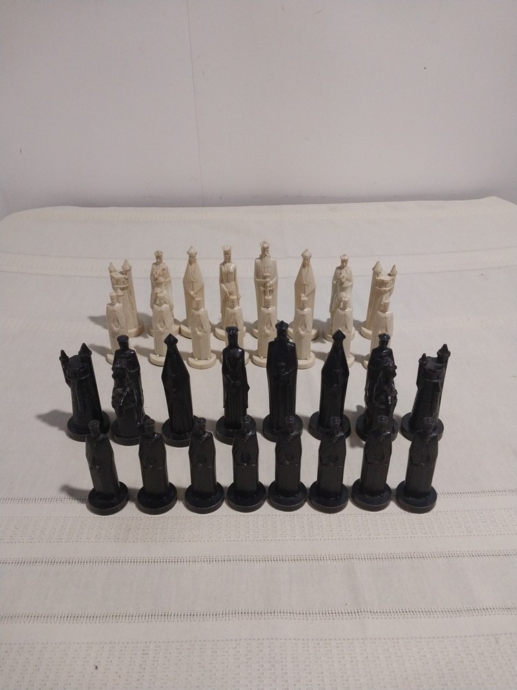 Vintage 1962 Peter Ganine Medieval Chess Complete 32 Piece Plastic Read