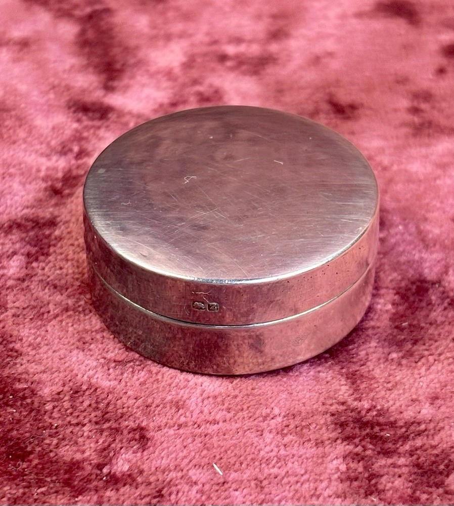 A Lovely Solid Silver Hallmarked Pill Box. Detachable Lid. 1925. Gilt Interior.