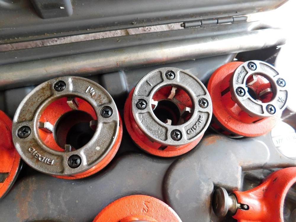 RIDGID 700 PIPE THREADER THREADING MACHINE WITH 6 DIES 1/2" TO 2" WITH CASE