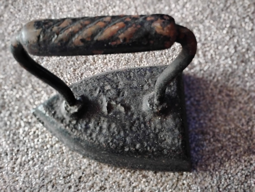 Antique Cast Iron Sad Iron No7