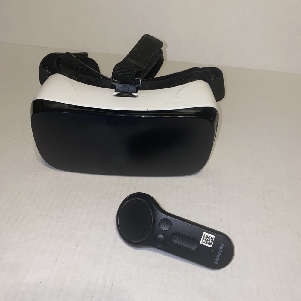 Samsung Gear VR SM-R322 Headset & Controller Powered by Oculus