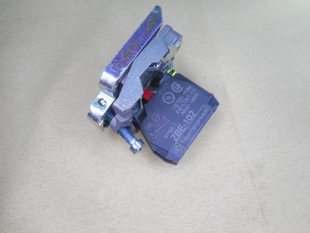 SCHNEIDER XB4BA42 push button, red (NIB)