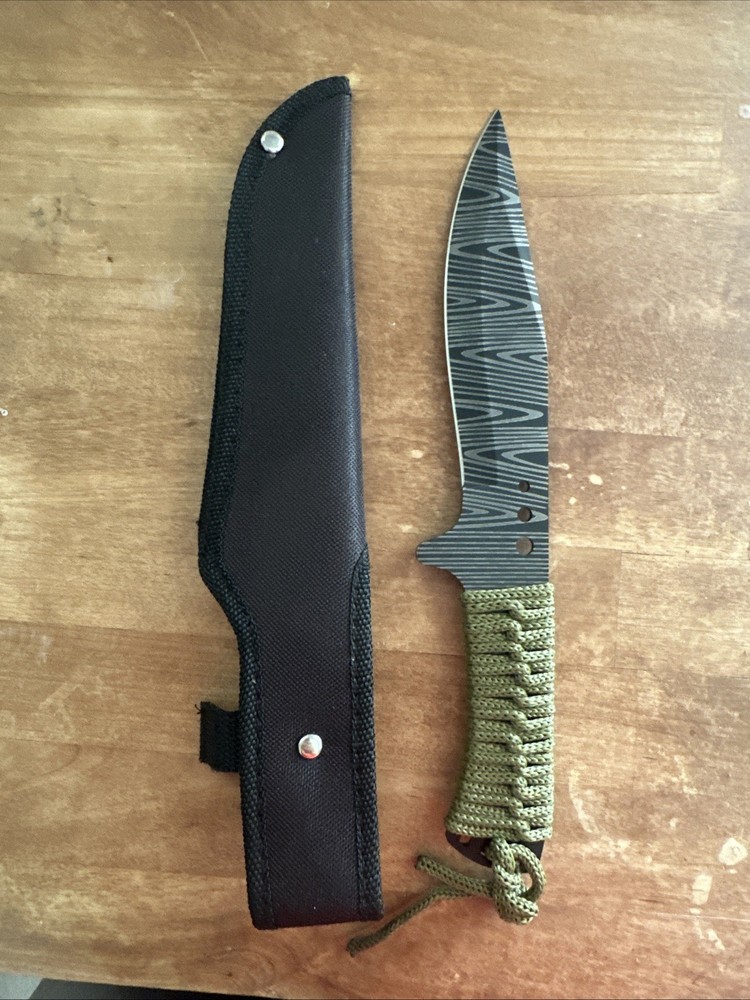 Large Knife With Paracord Handle And Sheath