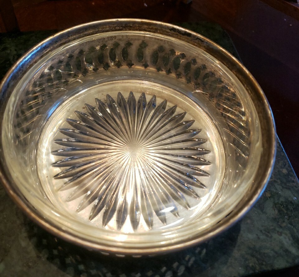 SILVERPLATED WINE COASTER WITH GLASS INSERT