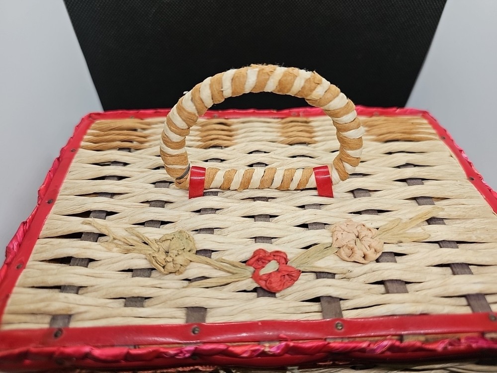 Vintage DRITZ Wicker Sewing Box. 7.5" X 5"