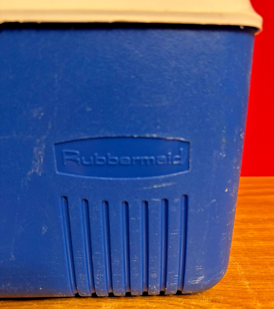 Rubbermade Personal Size Cooler Model 2905