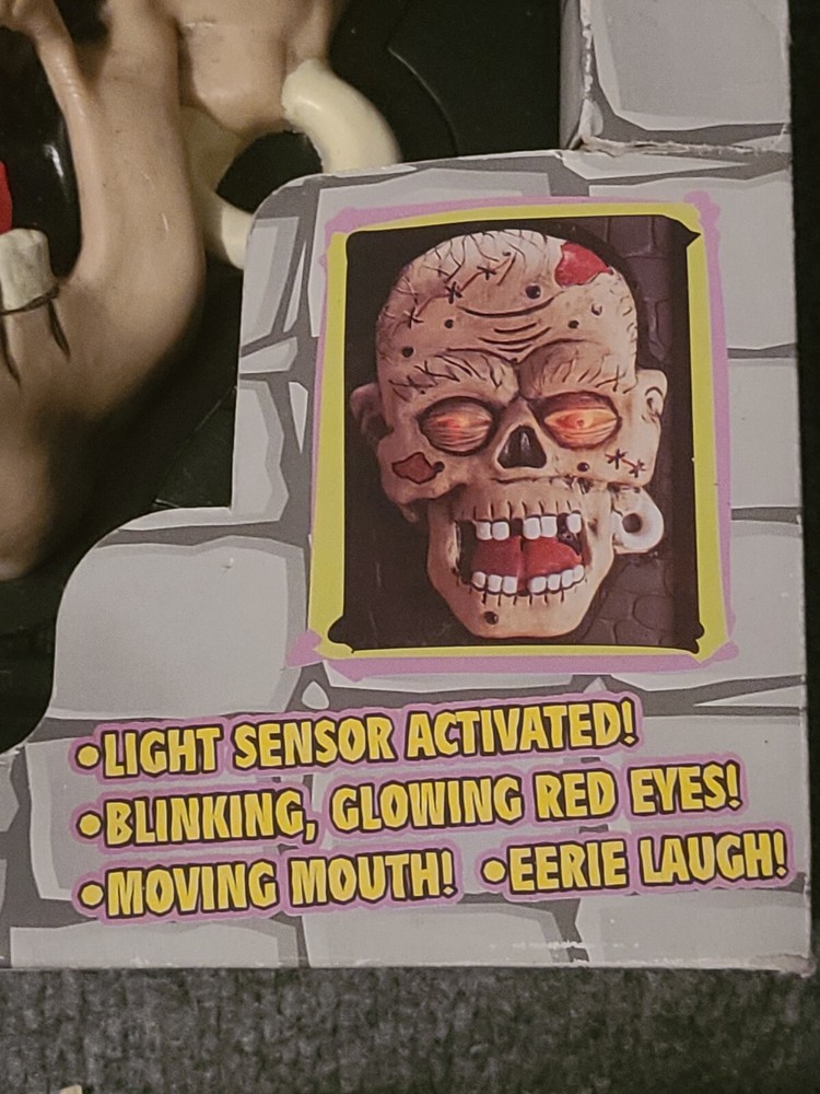 Fright Frame Light Sensor Blinking Glowing Red Eyes