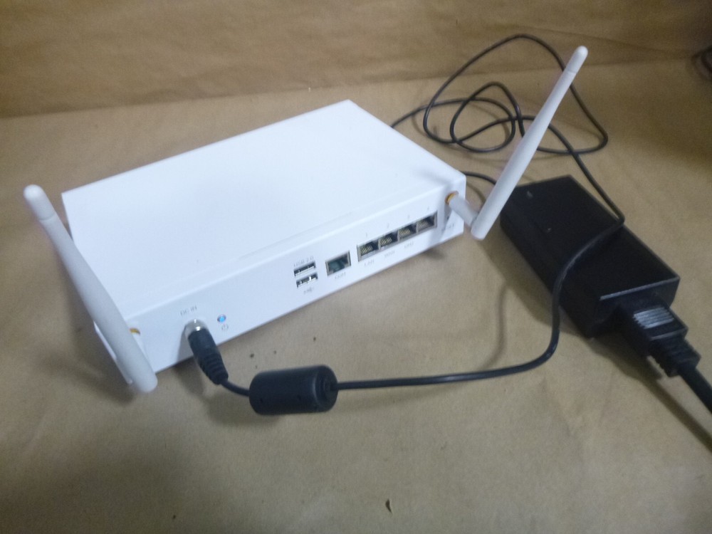 Sophos XG85W with AC power supply Adapter
