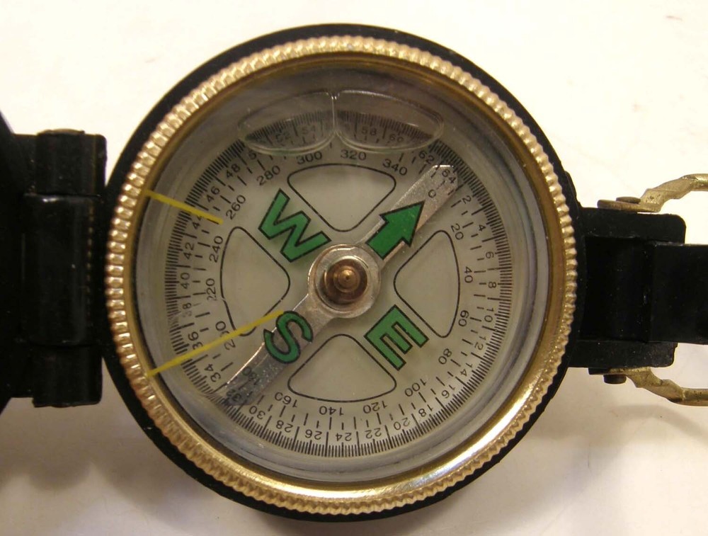 VINTAGE MILITARY ENGINEER CORPS STYLE DIRECTIONAL FOLDING POCKET COMPASS
