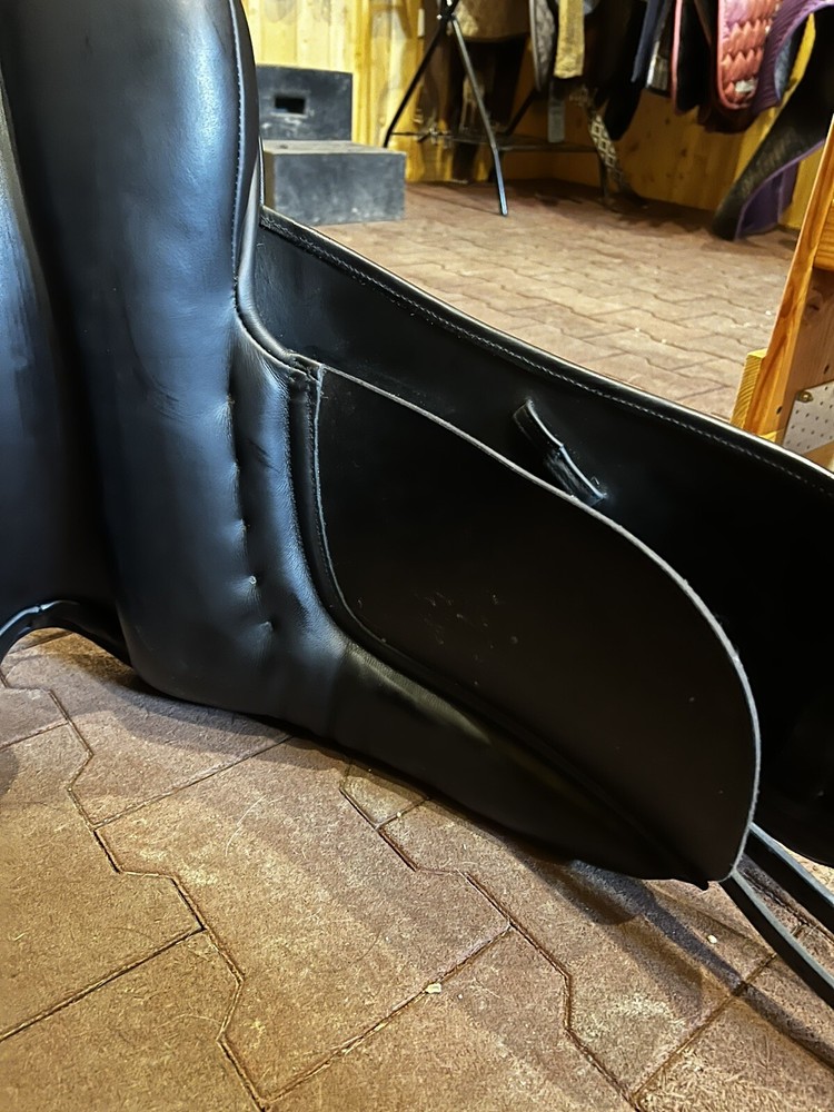 17.5 County Connection Dressage Saddle