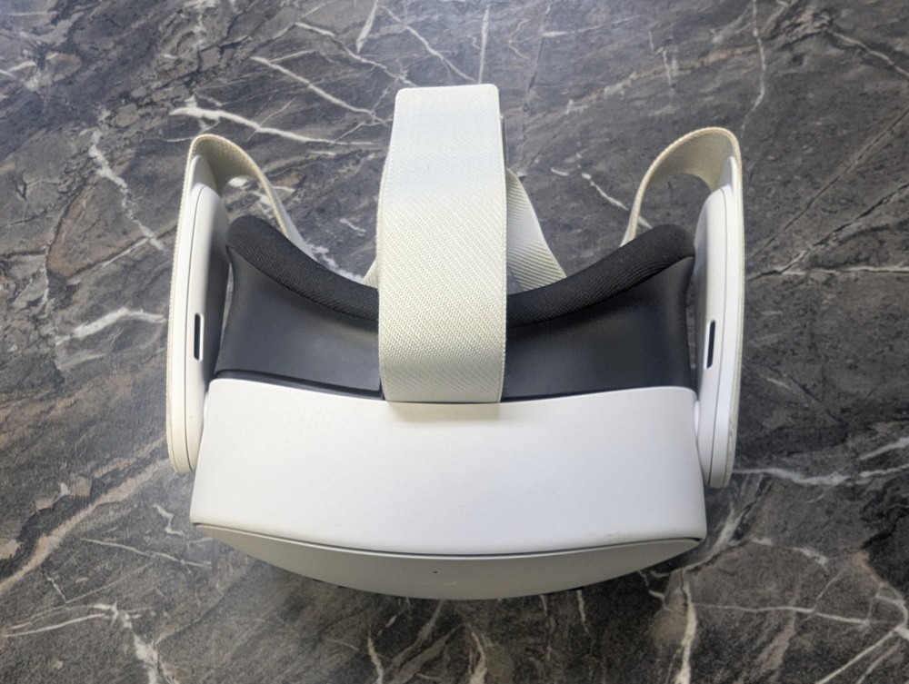 Meta Oculus Quest 3S - 128GB VR Headset with Controllers