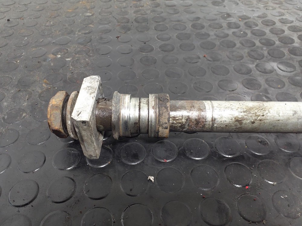 1998 SUZUKI GSXR600 Rear Spindle