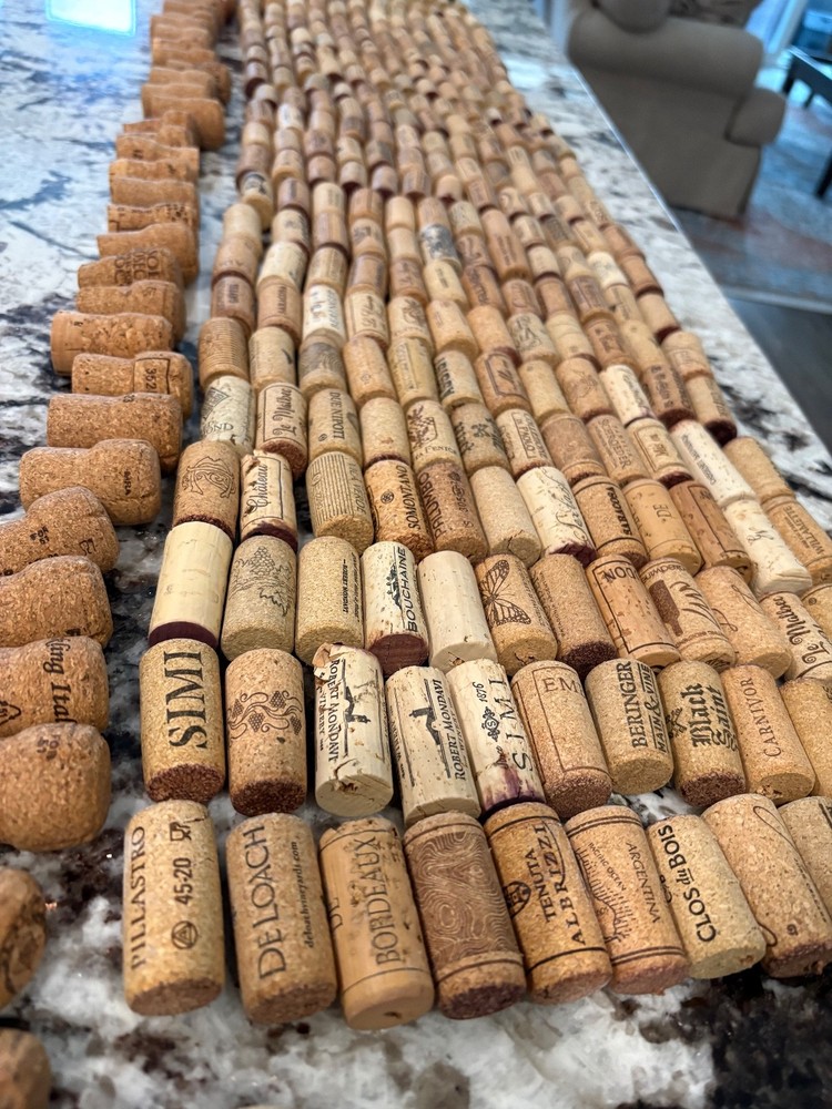 NATURAL & SYNTHETIC Assorted  RECYCLED WINE CORKS OVER 320.
