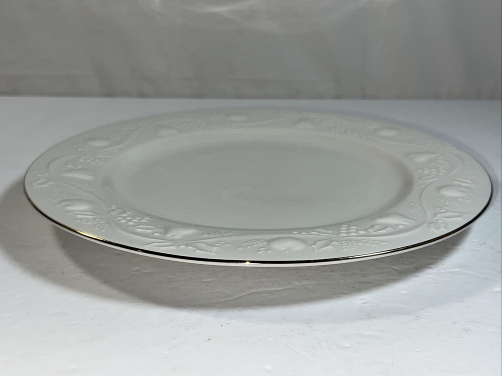 Libbey Embossed Holly Berry White Dinner Plates Tableware - 10.75" Y