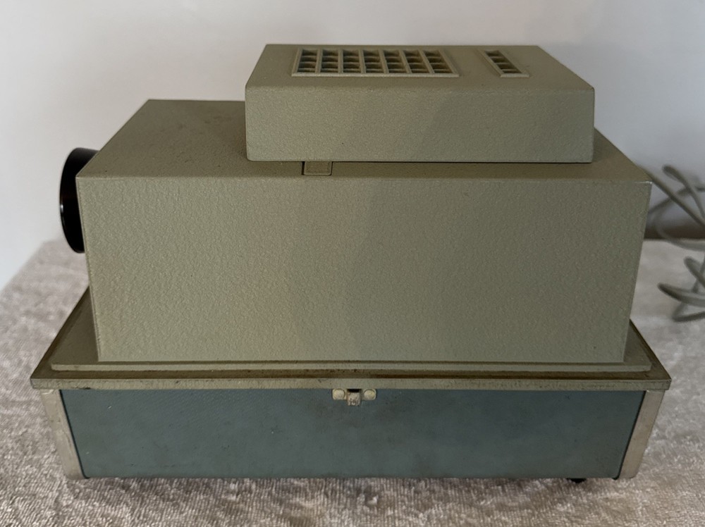 Argus AMC 559 Remote V Auto Projector With Case Power Cord & Remote Powers On